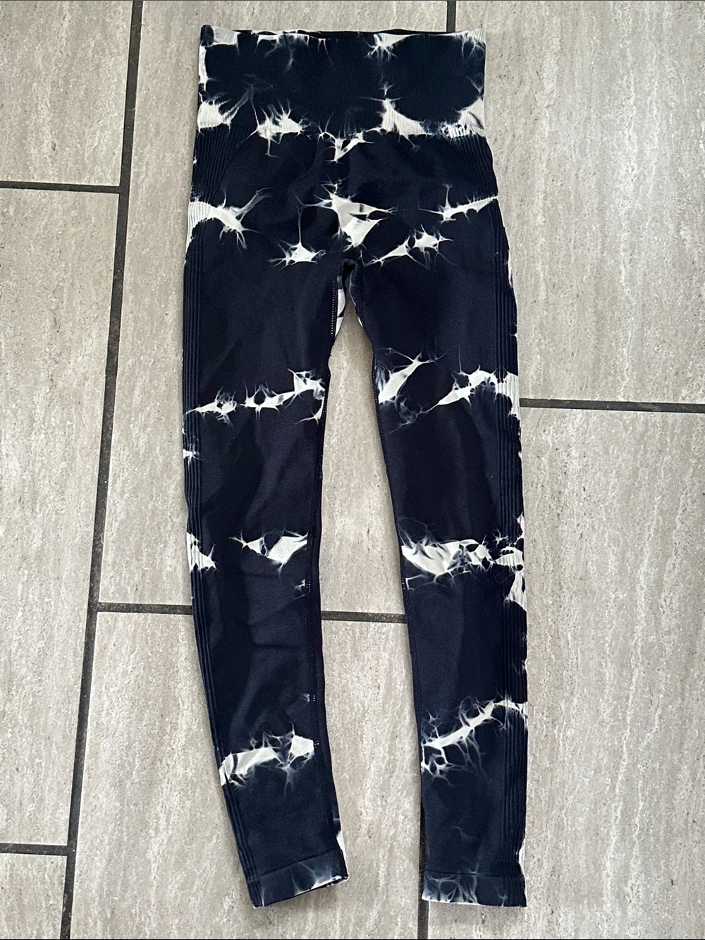 Black & White Tie-Dye Scrunchie butt Ribbed High-Waist Leggings Small